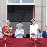 Vojvotkinja Camilla, princ Charles, kraljica Elizabea II, princ Louis, vojvotkinja od Cambridgea, princeza Charlotte, princ George, princ  William i vojvotkinja Sophie od Wessexa