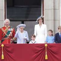 Vojvotkinja Camilla, princ Charles, kraljica Elizabea II, princ Louis, vojvotkinja od Cambridgea, princeza Charlotte, princ George, princ  William i vojvotkinja Sophie od Wessexa