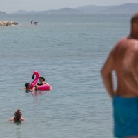 Kupači na zadarskoj plaži Kolovare