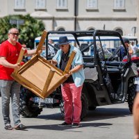 Željko Kerum časti građane dok prikuplja potpise za izbore za gradonačelnika