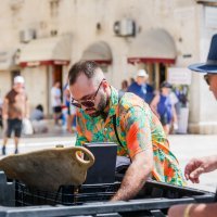 Željko Kerum časti građane dok prikuplja potpise za izbore za gradonačelnika