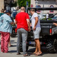 Željko Kerum časti građane dok prikuplja potpise za izbore za gradonačelnika