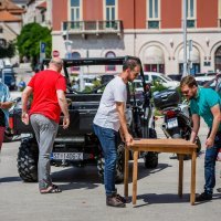 Željko Kerum časti građane dok prikuplja potpise za izbore za gradonačelnika