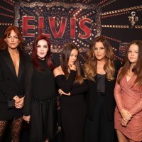 Riley Keough, Priscilla Presley, Vivienne Ann Lockwood, Lisa Marie Presley i Finley Aaron Love Lockwood