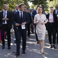 Francuski predsjednik Emmanuel Macron s predsjednicom Moldavije Maijom Sandu