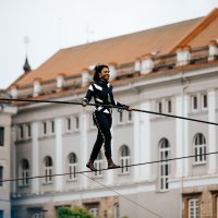 Cie Basinga izvosd performans na užetu