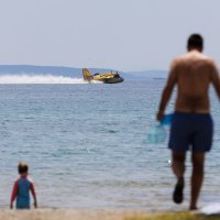 Kanader kupi more uz obalu Podstrane i Stobreča