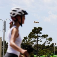 Kanader kupi more uz obalu Podstrane i Stobreča