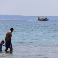 Kanader kupi more uz obalu Podstrane i Stobreča