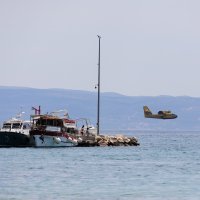 Kanader kupi more uz obalu Podstrane i Stobreča