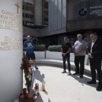 Polaganje vijenaca za branitelje 9. bojne HOS-a