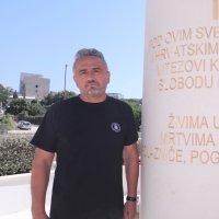 Čelnici nove udruge 9. bojne HOS 1991 položili vijence kod spomenika HOS-a