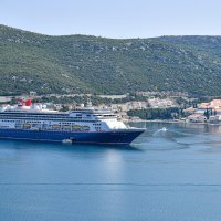 Kruzer dočekan prosvjedom u Neumu