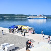 Kruzer dočekan prosvjedom u Neumu