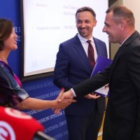 Ministar Piletić uručio ugovore o dodjeli bespovratnih sredstava iz Poziva 'Osiguravanje školske prehrane za djecu u riziku od siromaštva'
