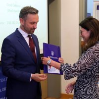 Ministar Piletić uručio ugovore o dodjeli bespovratnih sredstava iz Poziva 'Osiguravanje školske prehrane za djecu u riziku od siromaštva'