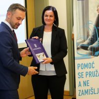 Ministar Piletić uručio ugovore o dodjeli bespovratnih sredstava iz Poziva 'Osiguravanje školske prehrane za djecu u riziku od siromaštva'