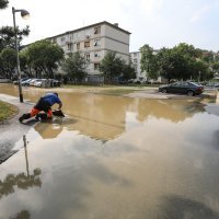 Pukla vodovodna cijev u Gajnicama