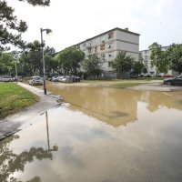 Pukla vodovodna cijev u Gajnicama