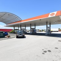 Zatvorene male benzinske pumpe