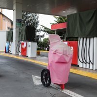 Zatvorene male benzinske pumpe