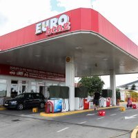 Zatvorene male benzinske pumpe