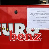 Zatvorene male benzinske pumpe