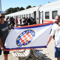 Okupljanje na kolodvoru i polazak navijača Hajduka Bilim vlakom na utakmicu protiv Dinama u Zagreb, uz policijsku pratnju.