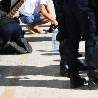 Okupljanje na kolodvoru i polazak navijača Hajduka Bilim vlakom na utakmicu protiv Dinama u Zagreb, uz policijsku pratnju.