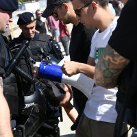 Okupljanje na kolodvoru i polazak navijača Hajduka Bilim vlakom na utakmicu protiv Dinama u Zagreb, uz policijsku pratnju.