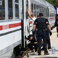 Okupljanje na kolodvoru i polazak navijača Hajduka Bilim vlakom na utakmicu protiv Dinama u Zagreb, uz policijsku pratnju.