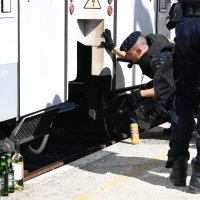 Okupljanje na kolodvoru i polazak navijača Hajduka Bilim vlakom na utakmicu protiv Dinama u Zagreb, uz policijsku pratnju.
