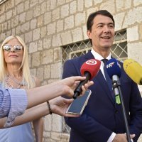 Zoran Đogaš sa suprugom na biralištu