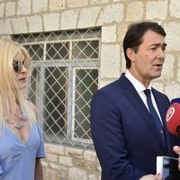 Zoran Đogaš sa suprugom na biralištu