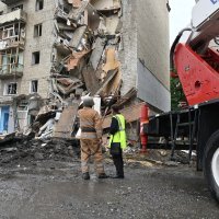Rusi pogodili stambenu zgradu u Harkivu