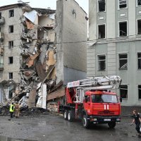 Rusi pogodili stambenu zgradu u Harkivu