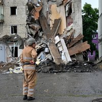 Rusi pogodili stambenu zgradu u Harkivu
