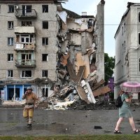 Rusi pogodili stambenu zgradu u Harkivu