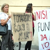 Gradonačelnika pred Skupštinom dočekao prosvjedni performans Udruge za zaštitu okoliša Resnik