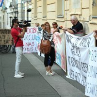Gradonačelnika pred Skupštinom dočekao prosvjedni performans Udruge za zaštitu okoliša Resnik