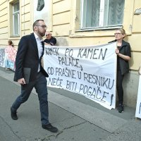 Gradonačelnika pred Skupštinom dočekao prosvjedni performans Udruge za zaštitu okoliša Resnik