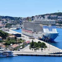 Kruzer Norwegian Escape uplovio u dubrovačku luku Gruž