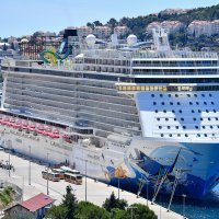 Kruzer Norwegian Escape uplovio u dubrovačku luku Gruž