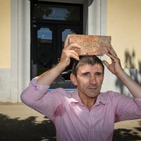 Performans Siniše Labrovića pred središnjicom HDZ-a