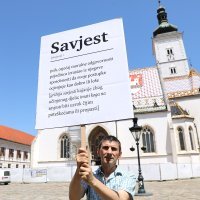 Performans Siniše Labrovića izveden ispred zgrade Vlade RH