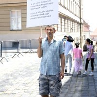 Performans Siniše Labrovića izveden ispred zgrade Vlade RH