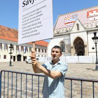 Performans Siniše Labrovića izveden ispred zgrade Vlade RH