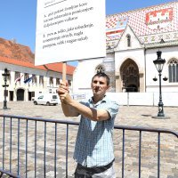 Performans Siniše Labrovića izveden ispred zgrade Vlade RH