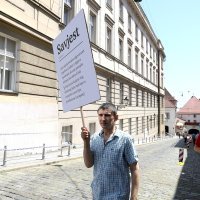 Performans Siniše Labrovića izveden ispred zgrade Vlade RH