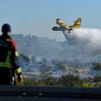 Požar kod Šibenika i dalje je aktivan, dio magistrale je zatvoren